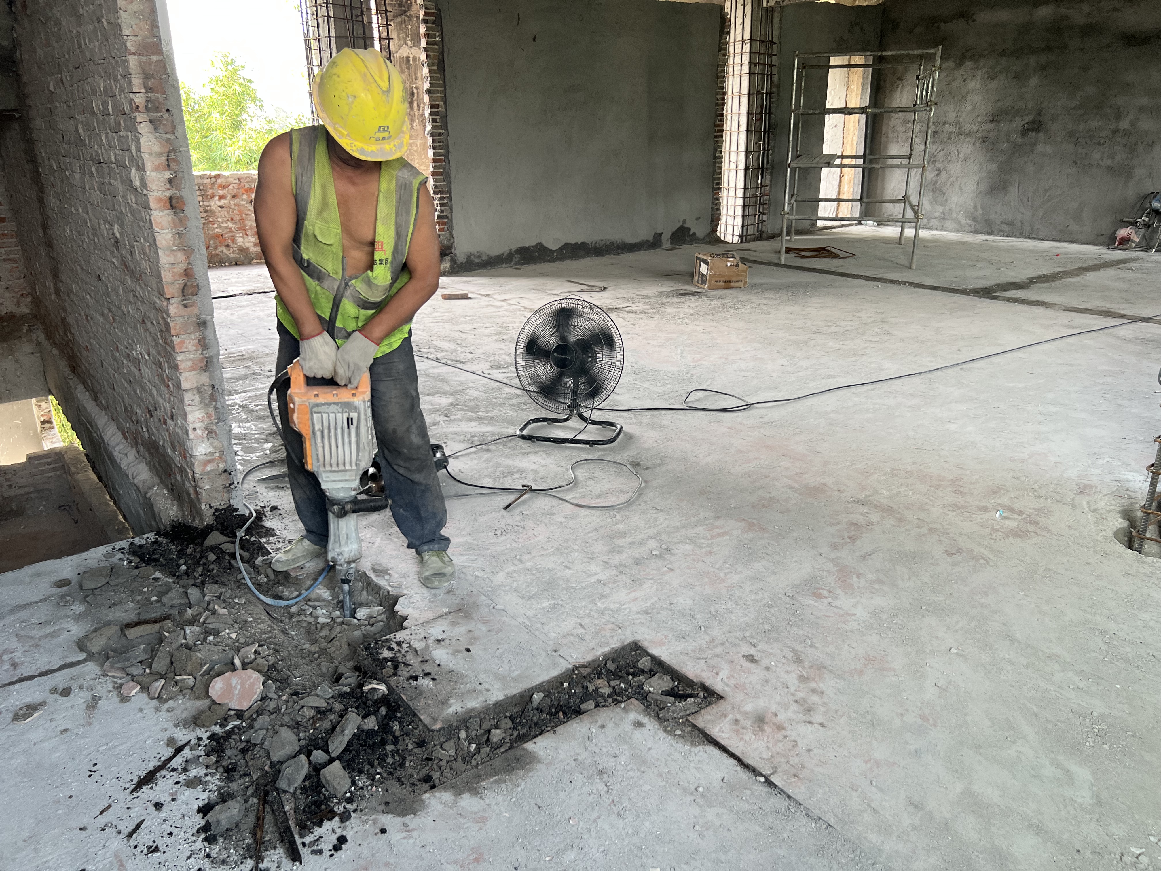 水利工程施工检测费用由谁承担？水利工程施工检测计划台账是谁做？